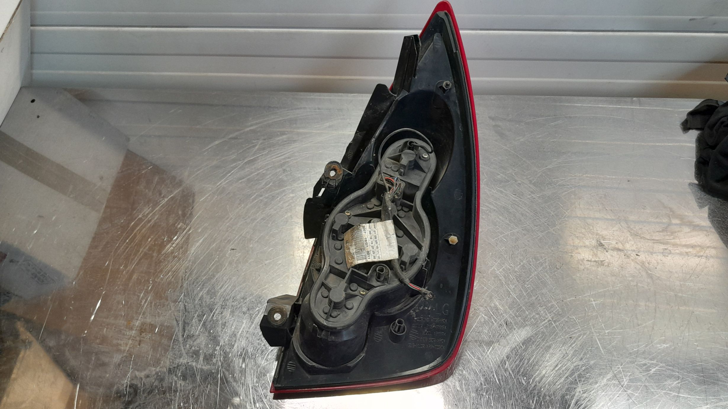 Lewa lampa tył Nissan Primera P12 HB 5D - obrazek 2